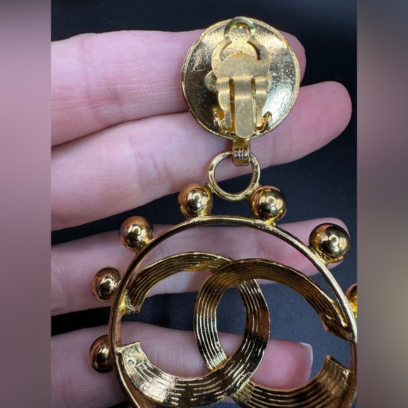 LOT 1466 24K gold plated CHANEL vintage runway earrings - Picture 14 of 17